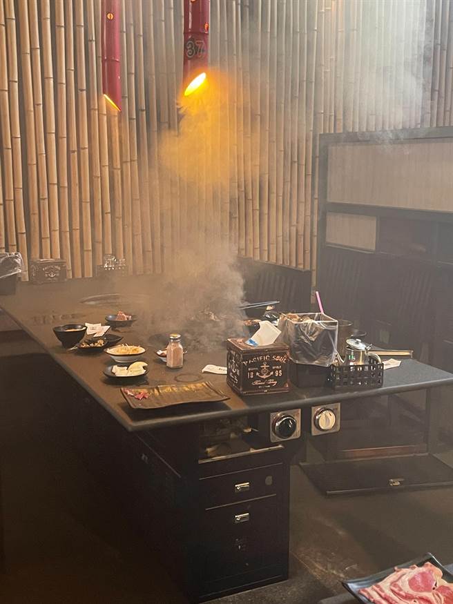 起火的餐桌火炉浓烟引发餐厅火警。（读者提供／程炳璋台南传真）
