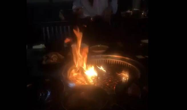 烧肉店肉片太油，客人烤到起火触动警铃，急撤数十名用餐客人。（读者提供／程炳璋台南传真）