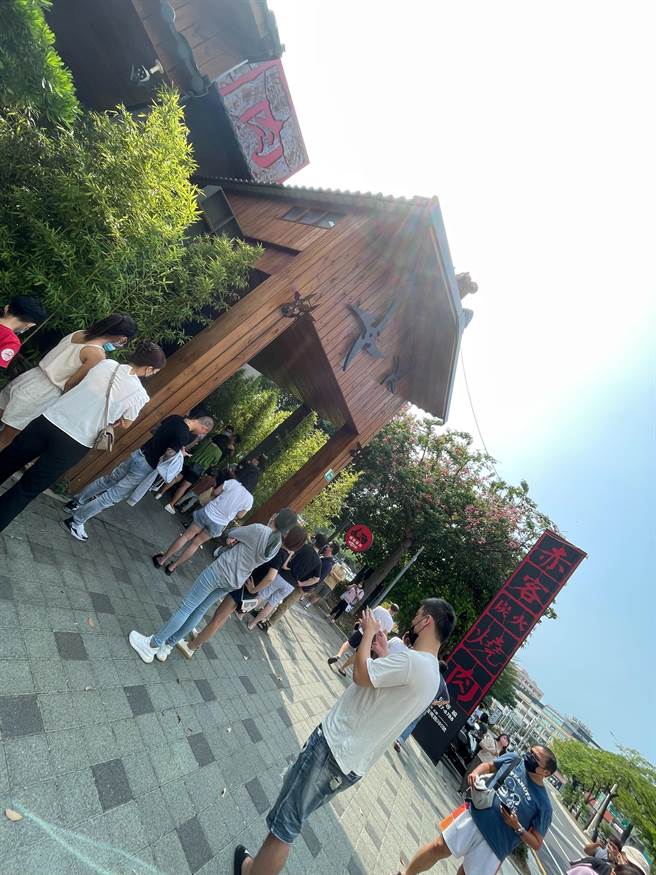 客人用餐到一半被撤到门口。（读者提供／程炳璋台南传真）