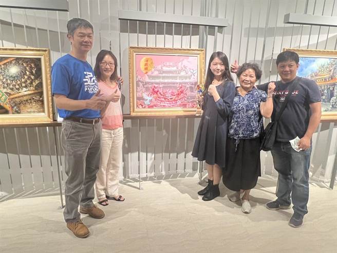 台湾师范大学美术学系叶庭羽的《飞檐斗拱上凌霄》夺下新秀奖，颁奖典礼全家人都到场支持。（游念育摄）