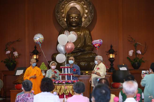 法鼓山紫云寺2日特别举办佛化联合祝寿活动，为长者过重阳节。（邓博仁摄）