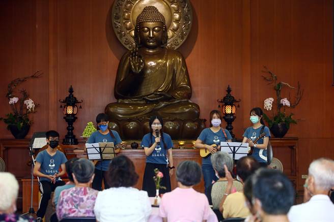 典礼中有青年义工的非洲鼓、演唱与互动游戏。（邓博仁摄）