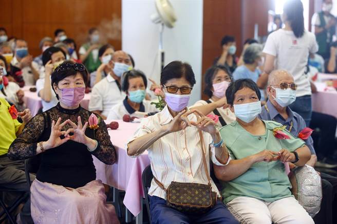 典礼中有《延命十句观音经》手语教唱，每位长者用心学习。（邓博仁摄）