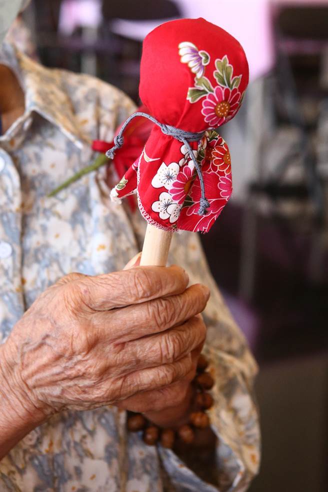 值得一提的是用紫云寺中的艾草粉、菩提子所制作的「菩提棒」，这让长者带回家用来搥背，许多信眾当场替家中长辈敲敲打打，现场瀰漫着艾草的香气，也温暖整个大殿。（邓博仁摄）