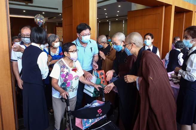 法师亲送每位长者，并送上关心与祝福。（邓博仁摄）