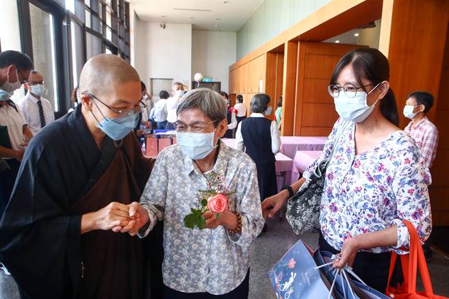 法师亲送每位长者，并送上关心与祝福。（邓博仁摄）