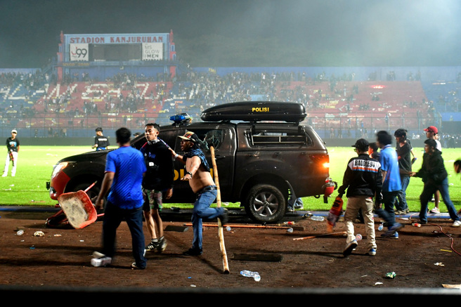 印尼东爪哇省（East Java）1日晚间发生足球迷在比赛后衝上场内暴动、镇暴警察动用催泪瓦斯引发严重踩踏的悲剧。（图／路透社）