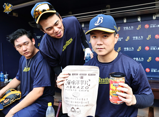 中信兄弟江坤宇（右）。（中信兄弟提供）