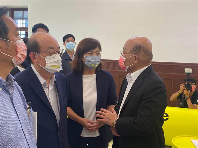 行政院长苏贞昌（右一）讚许当年大力保存新竹州图，并力促转型为公用同时予以整修活化再利用的前市长林智坚及时任副市长的沈慧虹（右二）、立委柯建铭。（陈育贤摄）