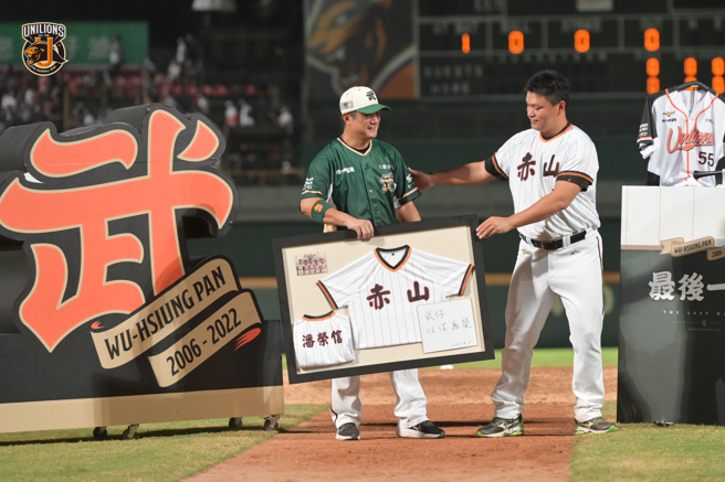 统一狮潘武雄（左）与潘威伦。（资料照，统一狮提供）