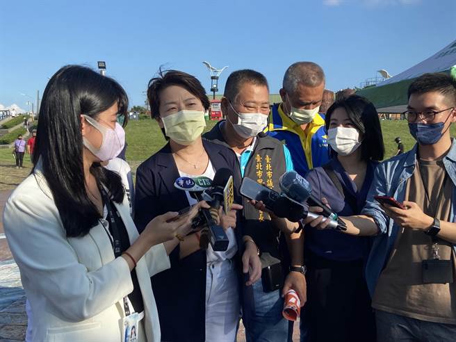 无党籍台北市长参选人黄珊珊（左二）今下午出席社子咱的家生活艺术节开幕活动，会前受访。（陈薏云摄）