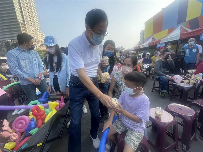 国民党桃园市长参选人张善政（左三）说他未与韩国瑜联络，但据他了解韩会替蓝营站台。（吕筱蝉摄）