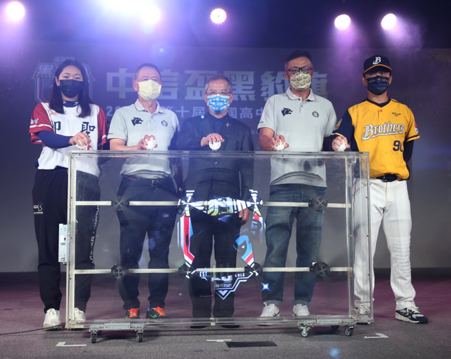 黑豹旗赛史首位敲出安打女球员余品萱（左1），参与第10届黑豹旗启动仪式，并分享黑豹旗参赛经验给学弟妹们。（陈怡诚摄）