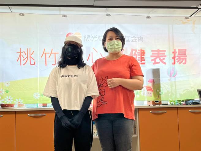 阳光基金会治疗师吕静怡（右）给予伤友喵喵（左）鼓励以及肯定。（吕筱蝉摄）