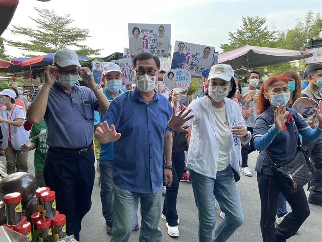 國民黨高雄市長參選人柯志恩2日與前副市長李四川前往大社區觀音山健行，沿途與民眾拜票受到熱烈歡迎，更有支持者送粽子替柯志恩加油打氣。（洪浩軒攝）