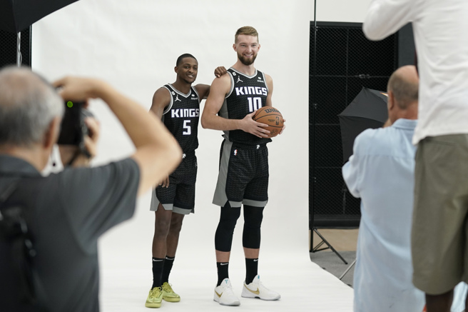 沙波尼斯(Domantas Sabonis，右)以及福克斯(De'Aaron Fox，左)的内外双人组合，将成为国王终结尷尬纪录的重要主力。(美联社)