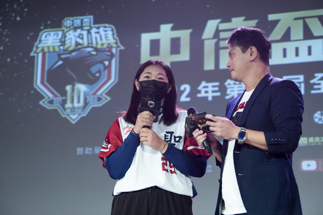 黑豹旗学姊余品萱（左）分享经验。（中华棒协提供）