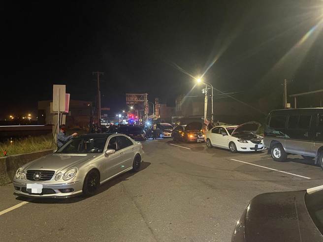 改装车号召聚集杨梅警拦查遏止歪风。(警方提供／吕筱蝉桃园传真)