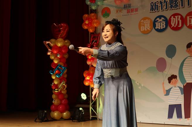 让爷奶成为心中的宝公益演唱会主持人林洁首度参与蔡衍明爱心基金会活动，台风稳健。（邱立雅摄）