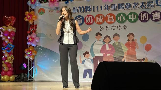 曾淑勤经典好歌让听眾听得如痴如醉。（蔡衍明爱心基金会提供／邱立雅竹县传真）