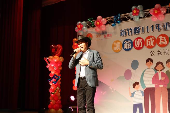 妙语如珠的李明德分享生活大小事，逗乐观眾。（邱立雅摄）