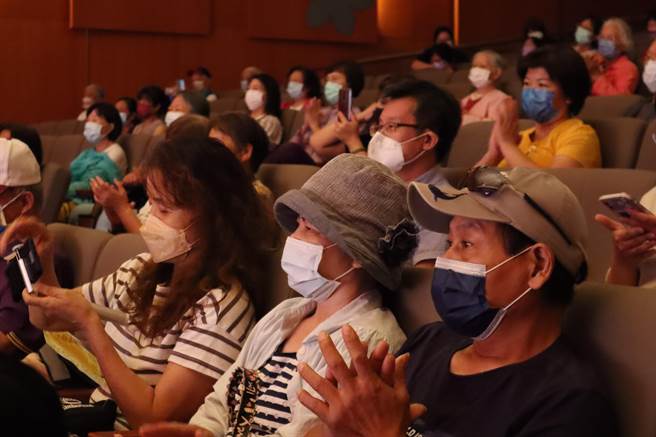 让爷奶成为心中的宝公益演唱会演出精彩，观眾听得投入。（邱立雅摄）