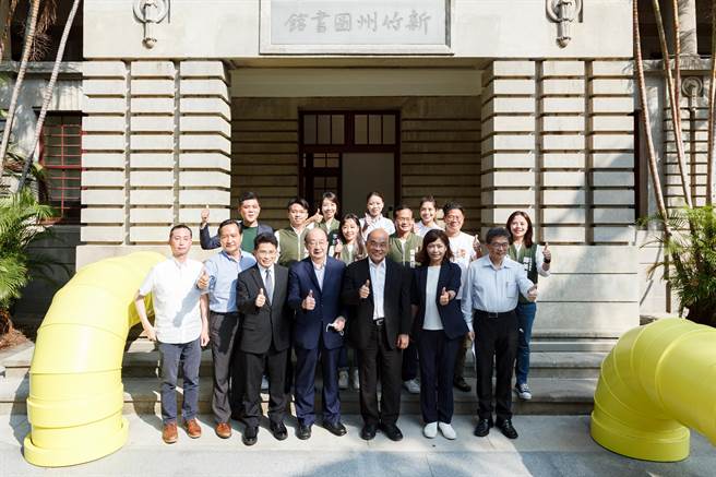 行政院长苏贞昌（前排右三）2日在民进党团立院总召柯建铭（右四）、新竹市长参选人沈慧虹（右二）的陪同下参观新竹州图书馆。（陈育贤摄）