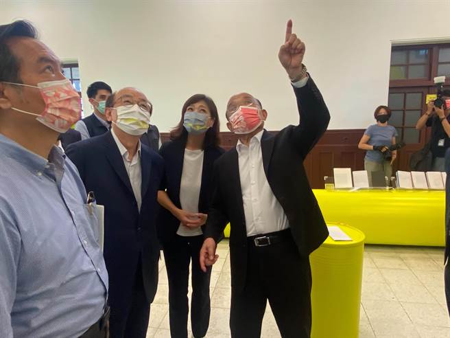 苏贞昌（右）今天参观整修后的新竹州图书馆，多次讚许前市长林智坚与时任副市长的沈慧虹（右二）。（陈育贤摄）