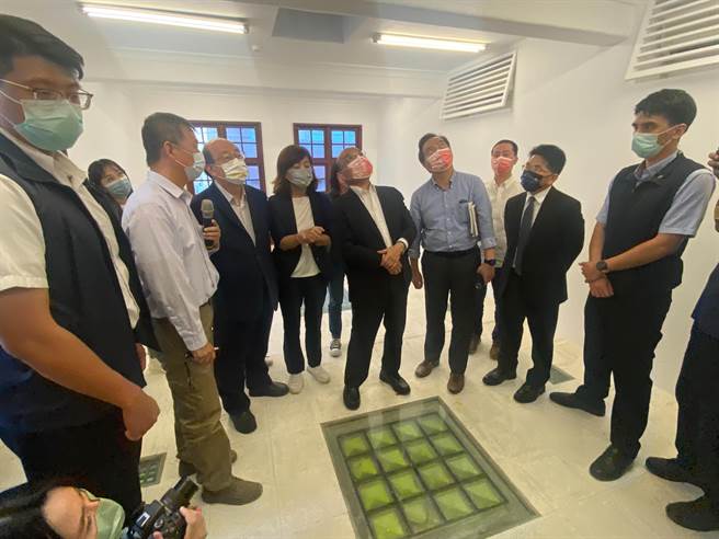 苏贞昌（右二）今天参观整修后的新竹州图书馆，多次讚许前市长林智坚与时任副市长的沈慧虹（右三）。（陈育贤摄）