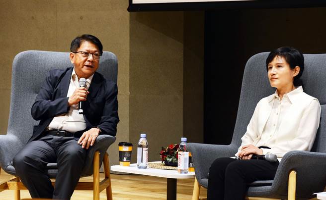 屏东县长潘孟安（左）与青平臺基金会董事长郑丽君，畅谈文化如何与民眾发生紧密的关系。（林和生摄）
