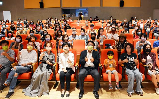 屏东县长潘孟安与青平臺基金会董事长郑丽君，畅谈近几年屏东文化发展，吸引不少民眾到场聆听。（林和生摄）