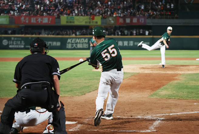 「三代狮」经典重现，林岳平担任投手，潘武雄担任指定打击。（资料照，中央社）