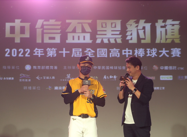中信兄弟「小可愛」江坤宇（左）出席第10屆中信盃黑豹旗開賽記者會。（陳怡誠攝）