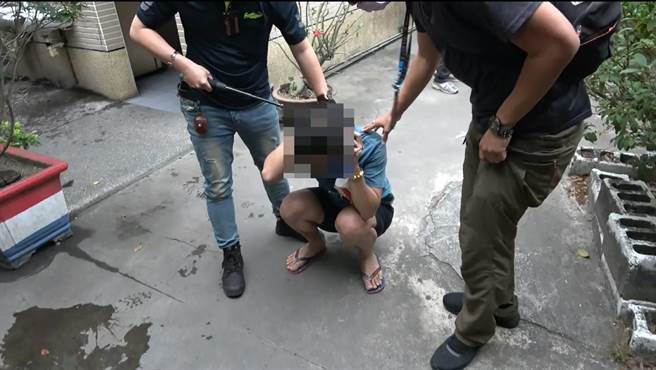 高雄56岁冯姓男子装潢工人与妻子46岁余姓保险业务员，去年间因脸书假投资遭骗10多万元，不满被诈反被吸收成集团车手，短短3个月就提领了4000多万元。警方获报循线下，8月间将冯男、余女以及友人范男逮捕。（翻摄照片／崔正纲高雄传真）