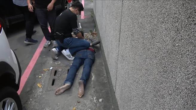 警方将冯男、余女、范男、陈男以及2名水房同伙逮捕送办。（翻摄照片／崔正纲高雄传真）