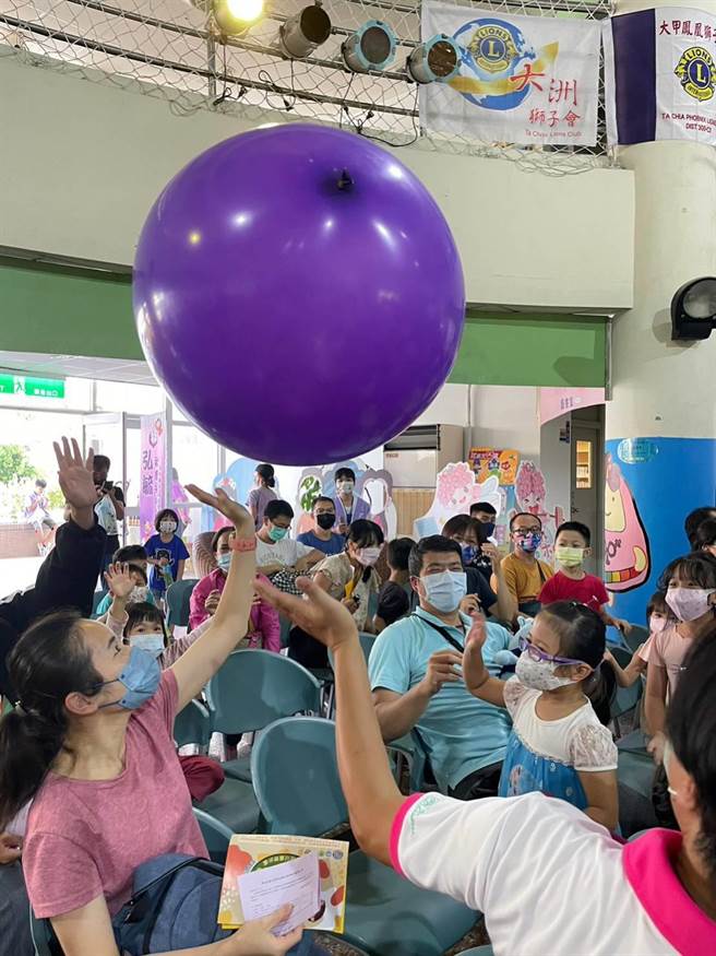 弘毓基金会与大甲中央狮子会联合主办，2日在大甲妇女福利服务中心举办「爱呀鸭鸭我的宝贝─特殊儿圆梦计画」，邀请超过40组弘毓服务弱势家庭一同共襄盛举。(弘毓基金会提供)