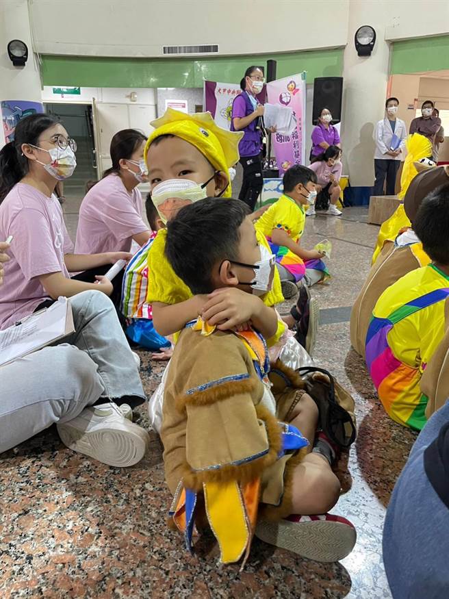 弘毓基金会与大甲中央狮子会联合主办，2日在大甲妇女福利服务中心举办「爱呀鸭鸭我的宝贝─特殊儿圆梦计画」，邀请超过40组弘毓服务弱势家庭一同共襄盛举。(弘毓基金会提供)