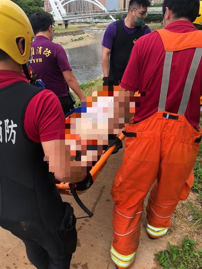 桃园市1名妇人8月30日下午于南崁溪畔散心时不慎落水，1名退休外籍电脑工程师行经发现协助救援。(翻摄照片)
