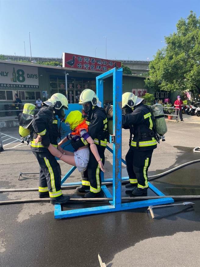 桃园市消防局第一大队与桃园义消中队于2日下午办理综合性抢救演练，验收义消平时的训练成果。(消防提供)