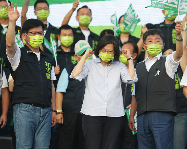 蔡英文總統（中）2日出席民進黨新北市長參選人林佳龍（左）的百工百業挺林佳龍市長後援會成立大會，並且與台北市長參選人陳時中（右）一起高呼當選口號。（季志翔攝）
