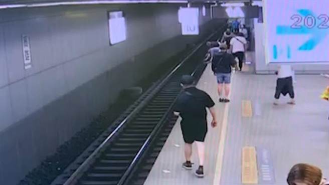 男子一时无法重返月台，所幸热心民眾见状帮忙将他拉起。（翻摄照片／崔正纲高雄传真）