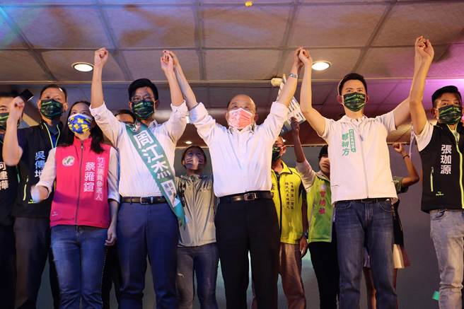 行政院长苏贞昌（中）牵着民进党新竹县长参选人周江杰（左一）、竹北市长参选人郑朝方（右二）的手，与台下民眾一同吶喊冻蒜。（邱立雅摄）