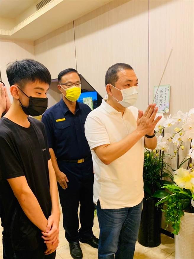 侯友宜至三重分局已故警员苏文明灵前致意并慰问家属。（新北市警察局提供）