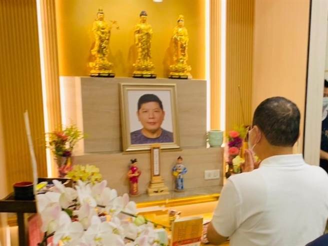 侯友宜至三重分局已故警员苏文明灵前致意并慰问家属。（新北市警察局提供）