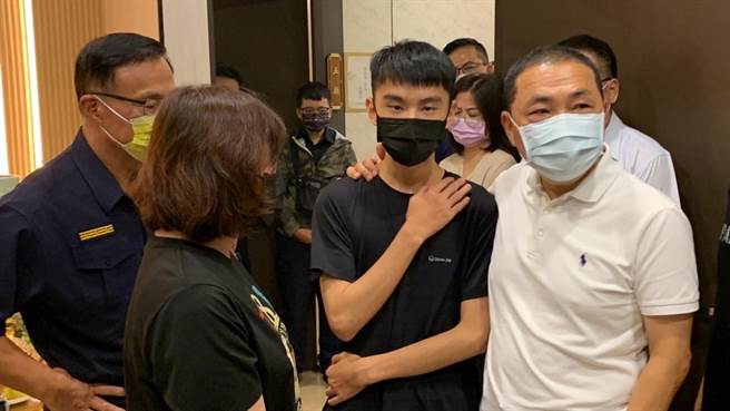 侯友宜至三重分局已故警员苏文明灵前致意并慰问家属。（新北市警察局提供）