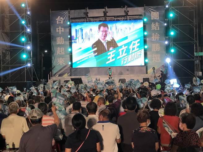 民进党2日晚上举办「中央地方做伙拼‧民主台湾大步行」海线造势晚会暨中央政绩说明会，吸引海线支持者到场力挺。(陈世宗摄)