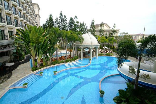 义大皇家酒店休閒设施-户外戏水池。（义大皇家酒店提供）