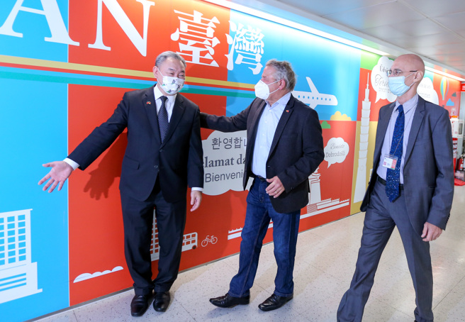 德国国会友台小组主席魏尔胥2日清晨率跨党派访团来台访问，外交部由常务次长余大（水雷）（左）代表接机，魏尔胥（中）下机后并未在桃机发表谈话，仅与外交部与德国在台协会接机人员合影。（陈麒全摄）