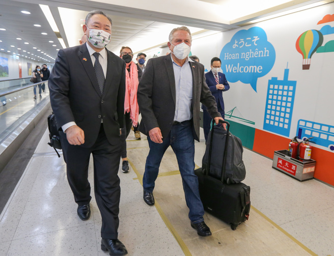 德国国会友台小组主席魏尔胥2日清晨率跨党派访团来台访问，外交部由常务次长余大（水雷）（左）代表接机，魏尔胥（右）下机后并未在桃机发表谈话，仅与外交部与德国在台协会接机人员合影。（陈麒全摄）