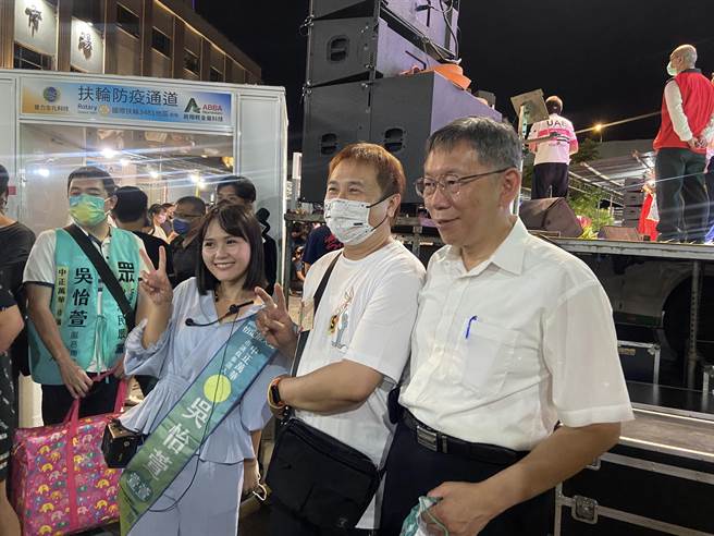 台北市长柯文哲（右）今出席台北市环南综合市场摊商联谊晚会，人气超旺合照不断。（陈薏云摄）